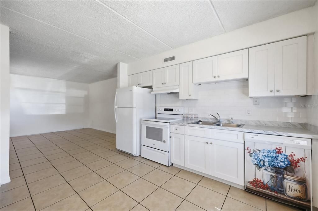 For Sale: $525,000 (2 beds, 1 baths, 784 Square Feet)
