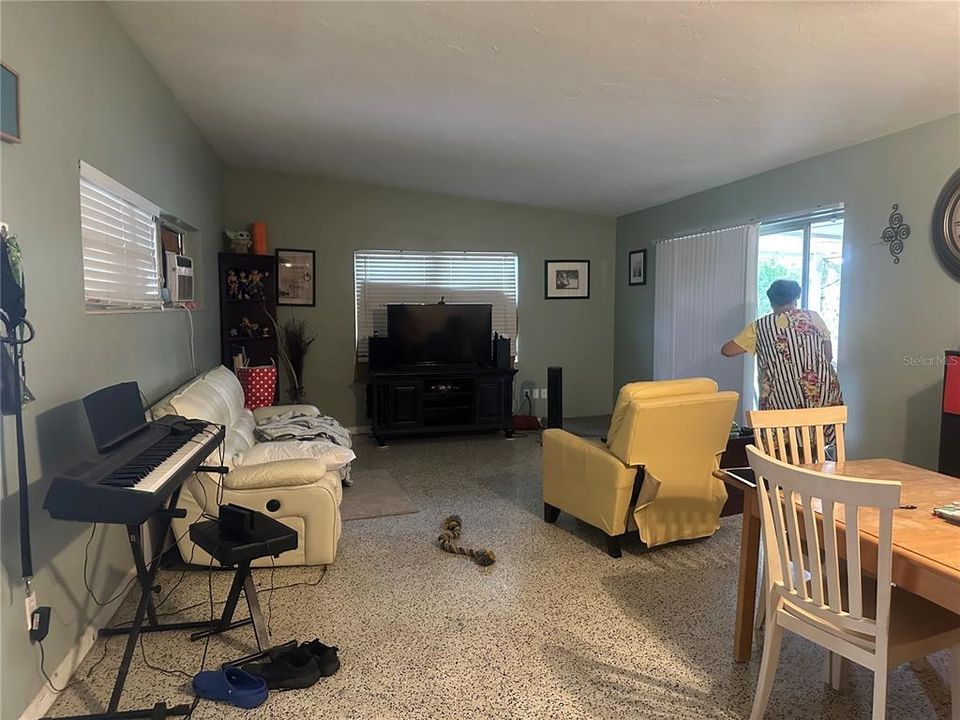 На продажу: $190,000 (2 спален, 2 ванн, 1270 Квадратных фут)