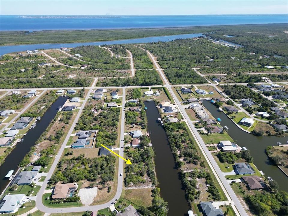 На продажу: $99,900 (0.24 acres)