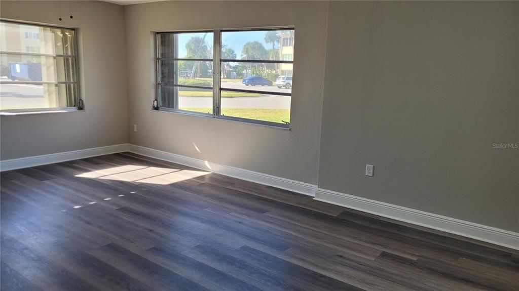 For Sale: $250,000 (2 beds, 2 baths, 970 Square Feet)