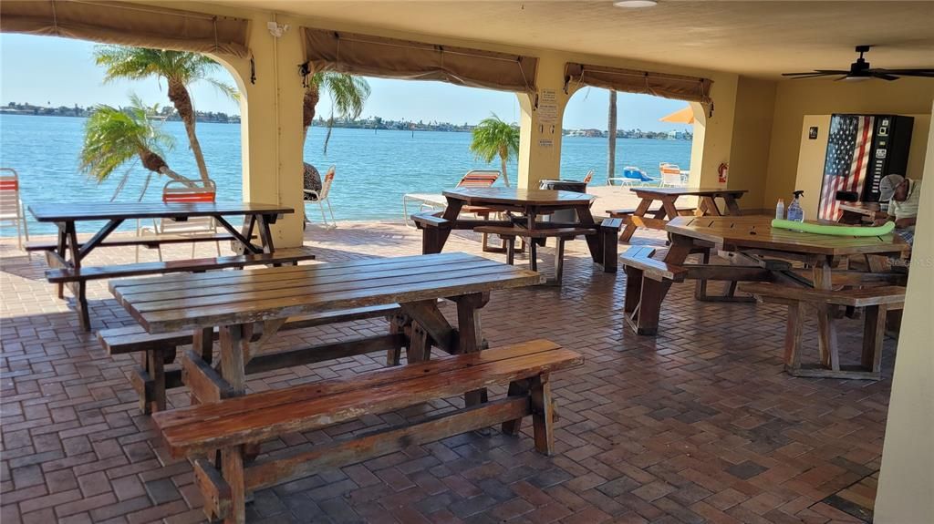 For Sale: $250,000 (2 beds, 2 baths, 970 Square Feet)