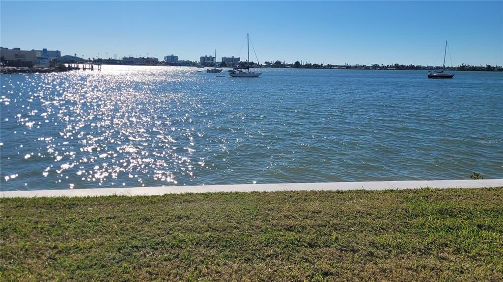 For Sale: $250,000 (2 beds, 2 baths, 970 Square Feet)