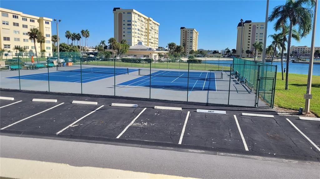 For Sale: $250,000 (2 beds, 2 baths, 970 Square Feet)