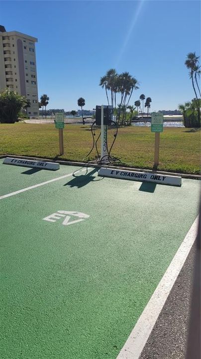 For Sale: $250,000 (2 beds, 2 baths, 970 Square Feet)