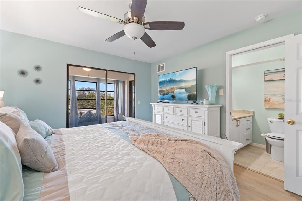 Activo con contrato: $145,000 (2 camas, 2 baños, 992 Pies cuadrados)