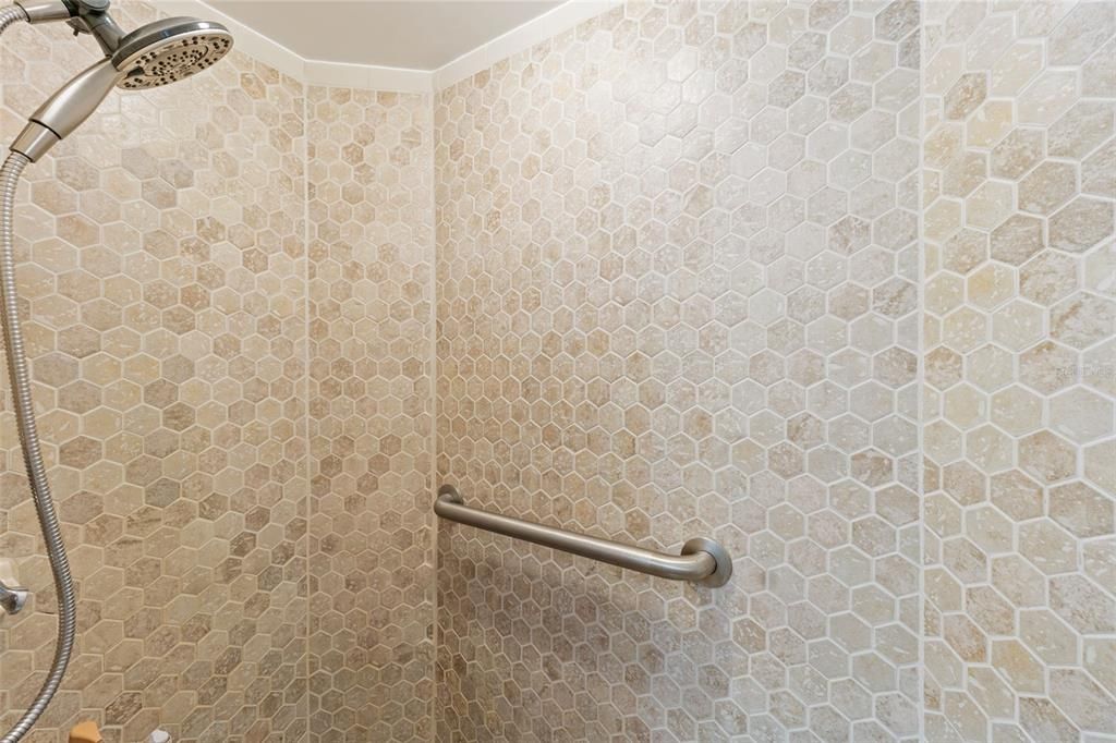 Activo con contrato: $145,000 (2 camas, 2 baños, 992 Pies cuadrados)