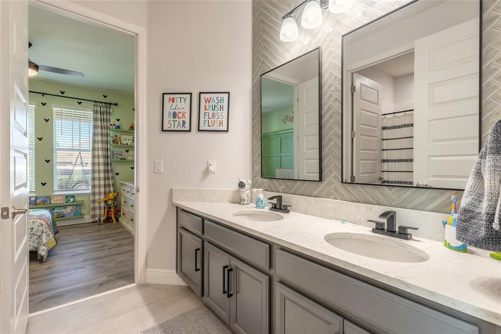 En Venta: $549,000 (4 camas, 3 baños, 2288 Pies cuadrados)