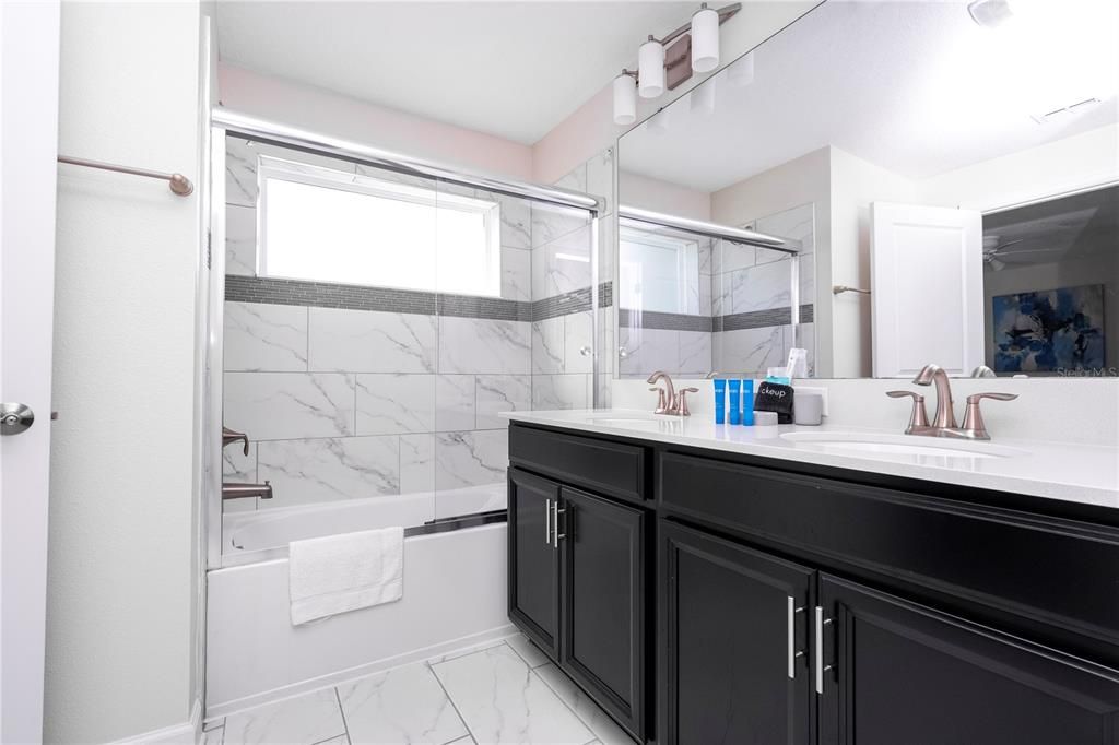 Под контрактом: $370,000 (4 спален, 3 ванн, 1914 Квадратных фут)