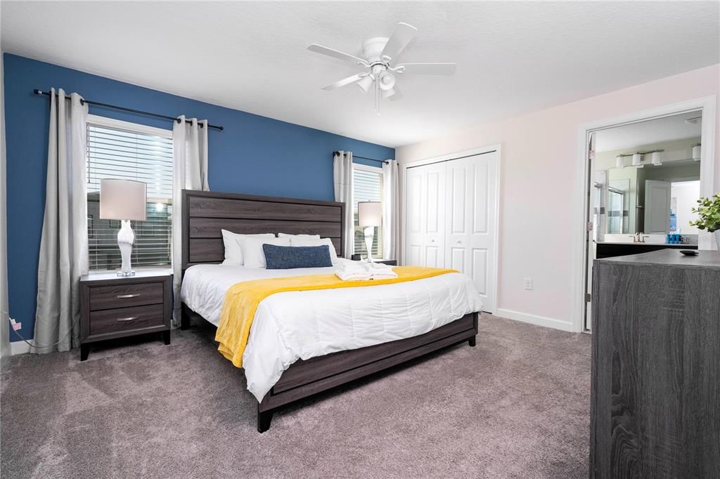 Под контрактом: $370,000 (4 спален, 3 ванн, 1914 Квадратных фут)