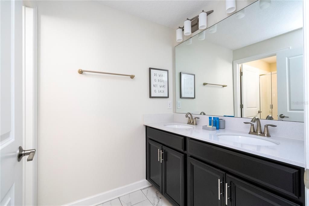 Под контрактом: $370,000 (4 спален, 3 ванн, 1914 Квадратных фут)