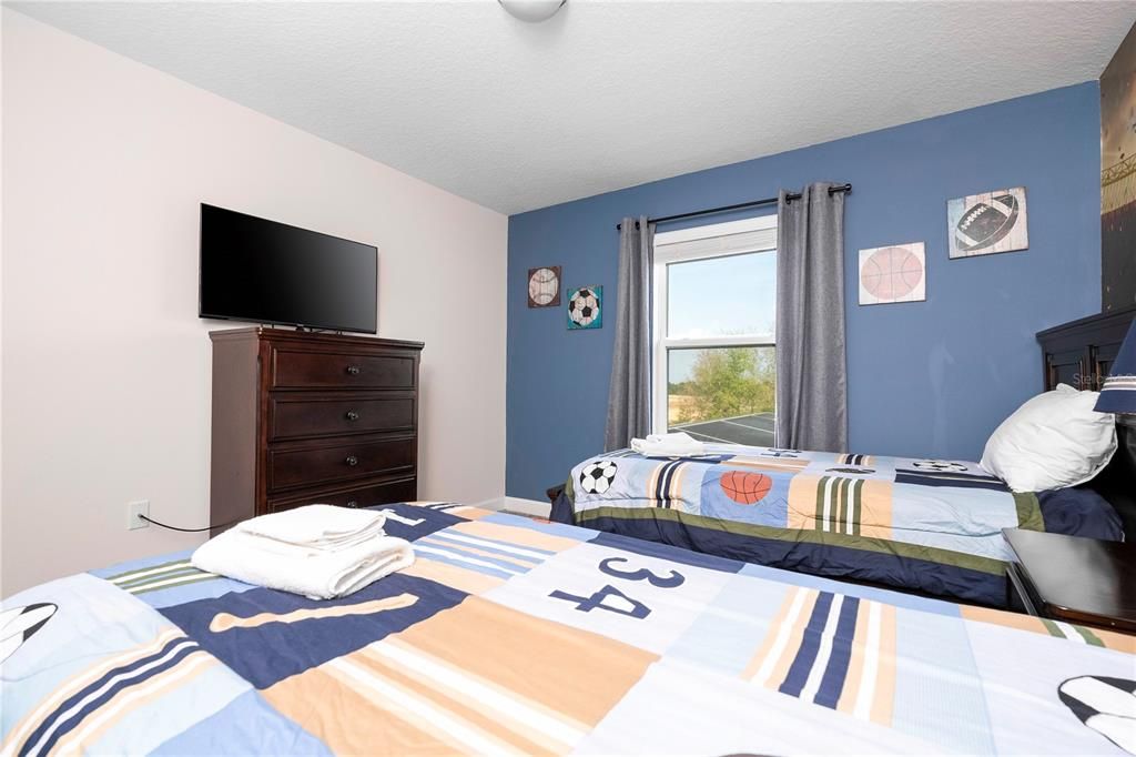 Под контрактом: $370,000 (4 спален, 3 ванн, 1914 Квадратных фут)