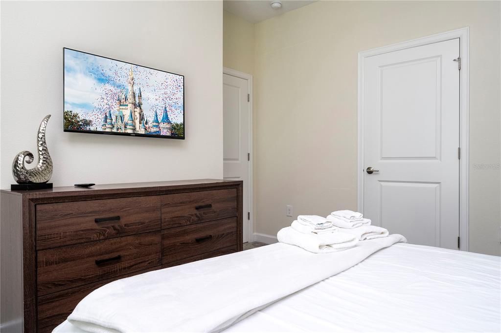 Под контрактом: $370,000 (4 спален, 3 ванн, 1914 Квадратных фут)