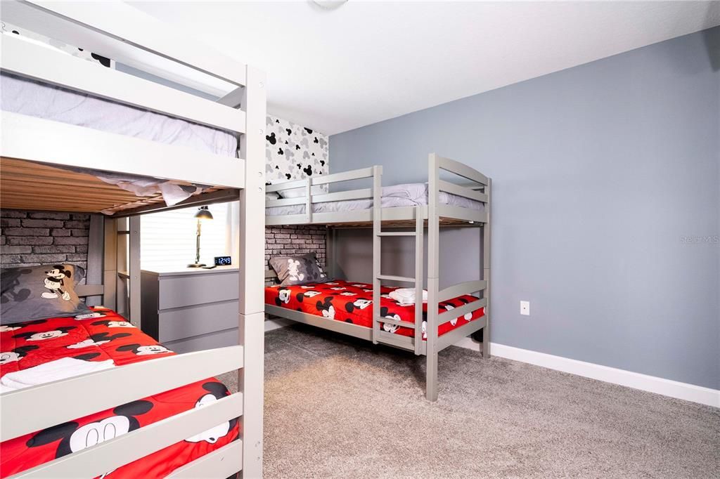 Под контрактом: $370,000 (4 спален, 3 ванн, 1914 Квадратных фут)