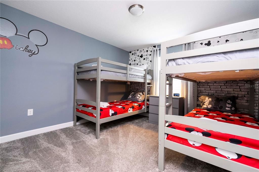 Под контрактом: $370,000 (4 спален, 3 ванн, 1914 Квадратных фут)