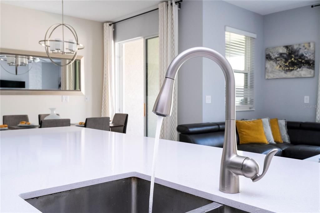 Под контрактом: $370,000 (4 спален, 3 ванн, 1914 Квадратных фут)