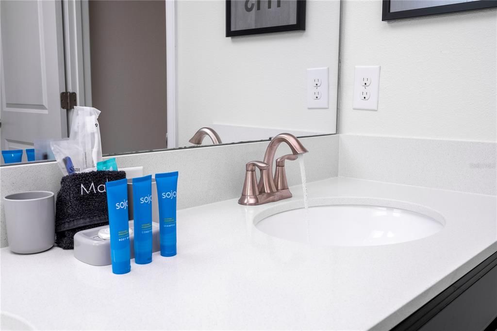 Под контрактом: $370,000 (4 спален, 3 ванн, 1914 Квадратных фут)