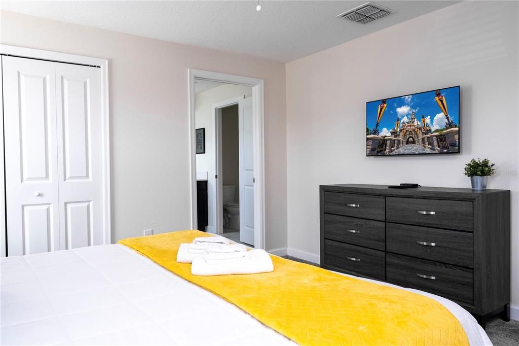 Под контрактом: $370,000 (4 спален, 3 ванн, 1914 Квадратных фут)