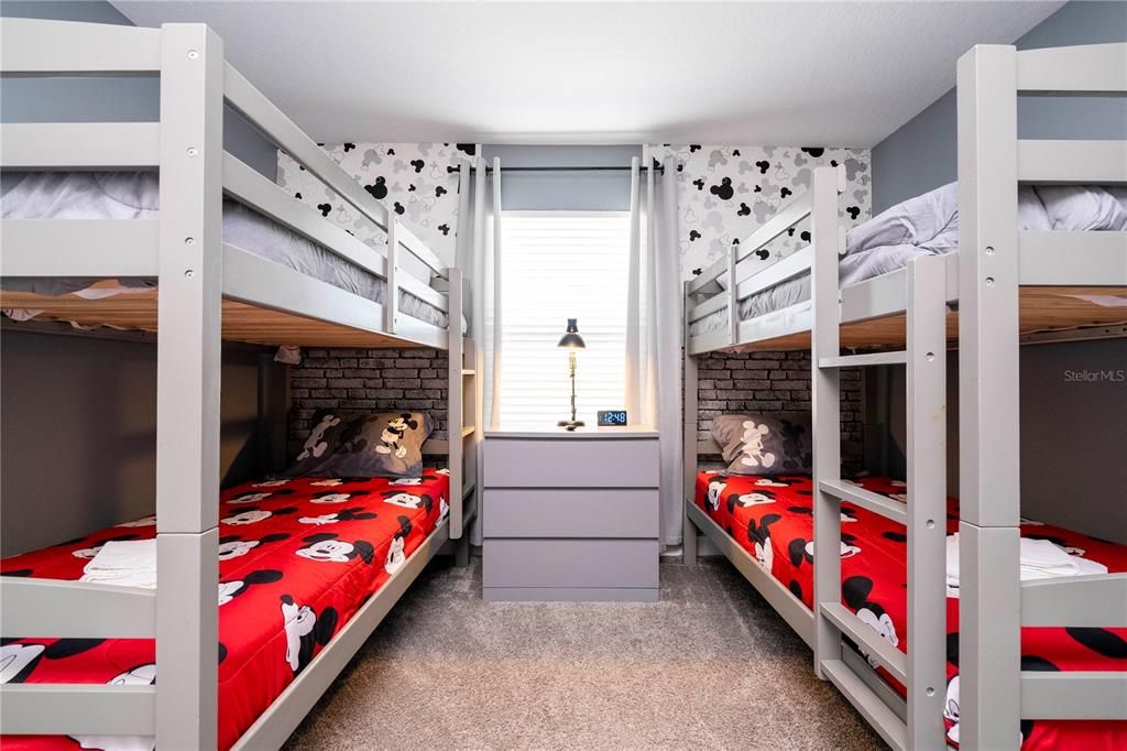 Под контрактом: $370,000 (4 спален, 3 ванн, 1914 Квадратных фут)