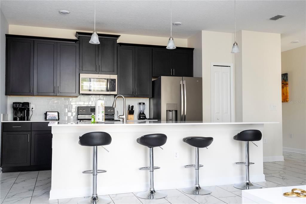 Под контрактом: $370,000 (4 спален, 3 ванн, 1914 Квадратных фут)