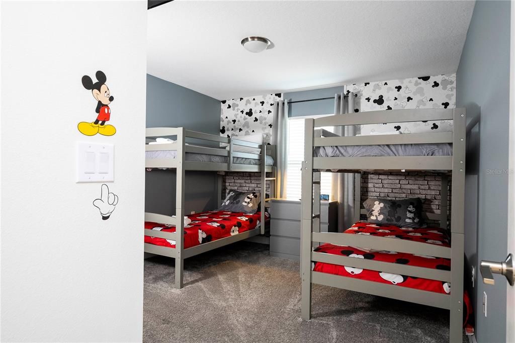 Под контрактом: $370,000 (4 спален, 3 ванн, 1914 Квадратных фут)