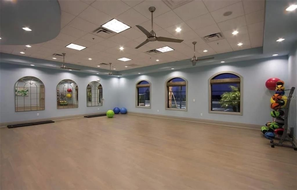 Под контрактом: $370,000 (4 спален, 3 ванн, 1914 Квадратных фут)