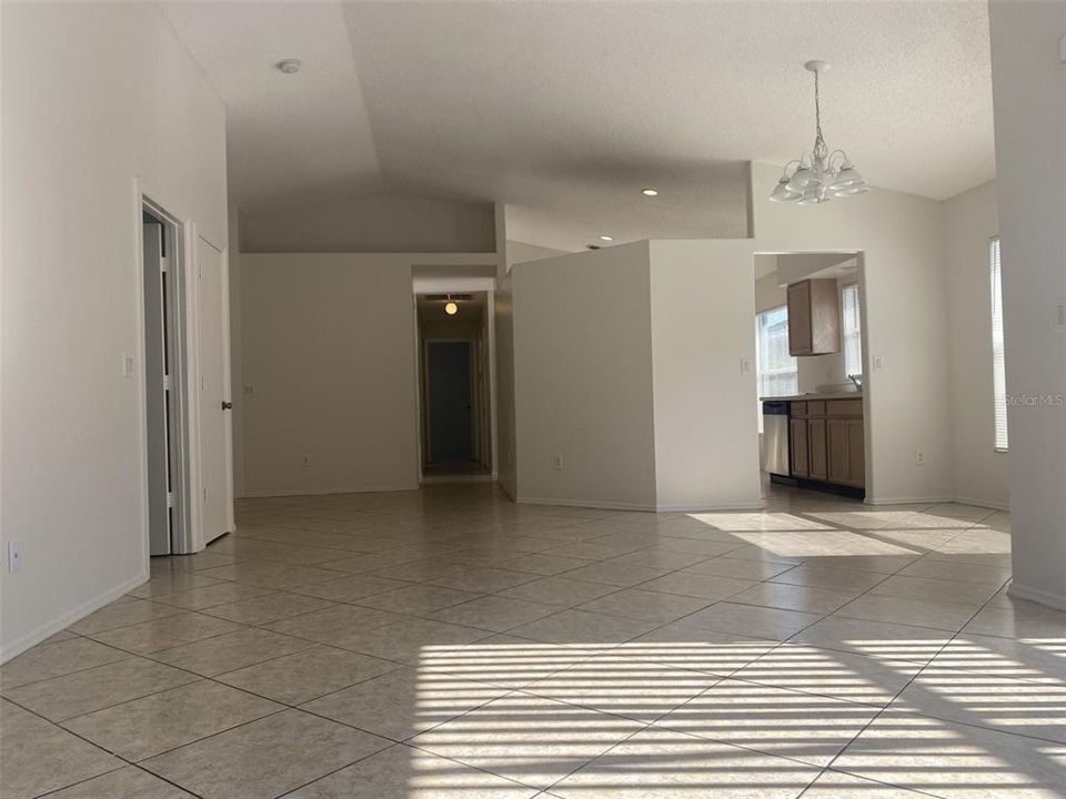 Active With Contract: $325,000 (3 beds, 2 baths, 1400 Square Feet)