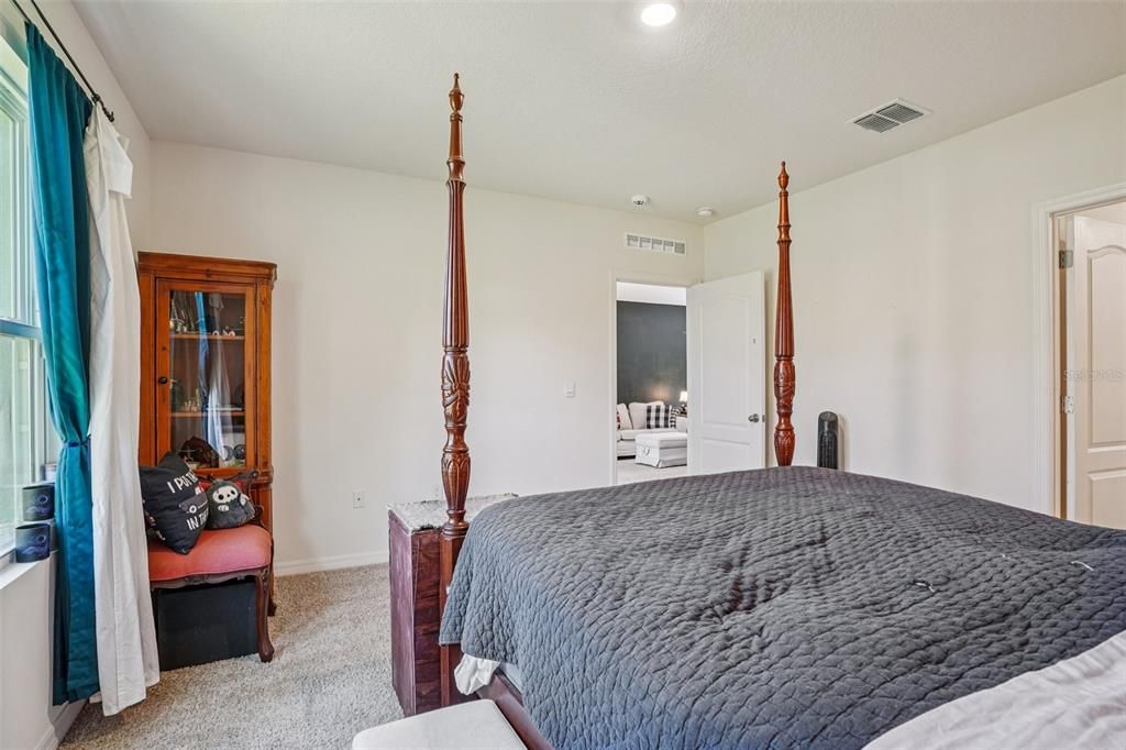 For Sale: $299,999 (3 beds, 2 baths, 1617 Square Feet)