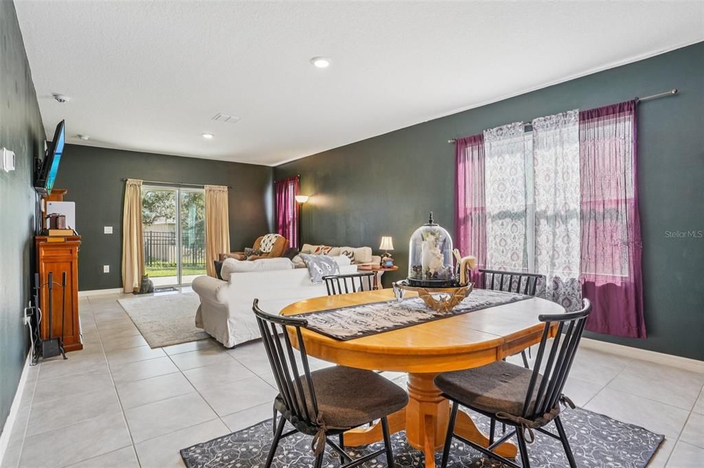 For Sale: $299,999 (3 beds, 2 baths, 1617 Square Feet)