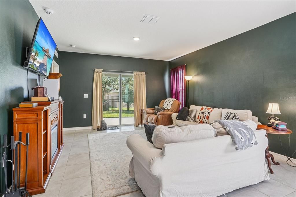 For Sale: $299,999 (3 beds, 2 baths, 1617 Square Feet)