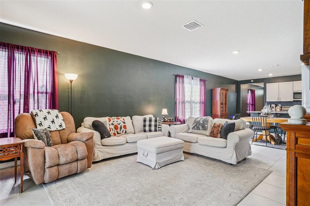 For Sale: $299,999 (3 beds, 2 baths, 1617 Square Feet)