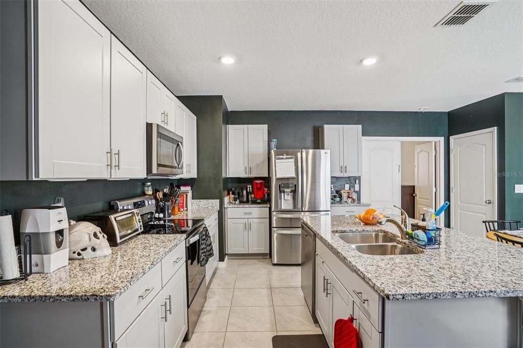 For Sale: $299,999 (3 beds, 2 baths, 1617 Square Feet)