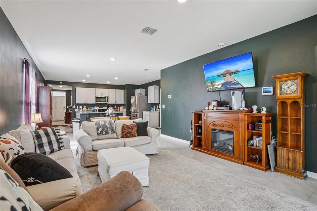 For Sale: $299,999 (3 beds, 2 baths, 1617 Square Feet)