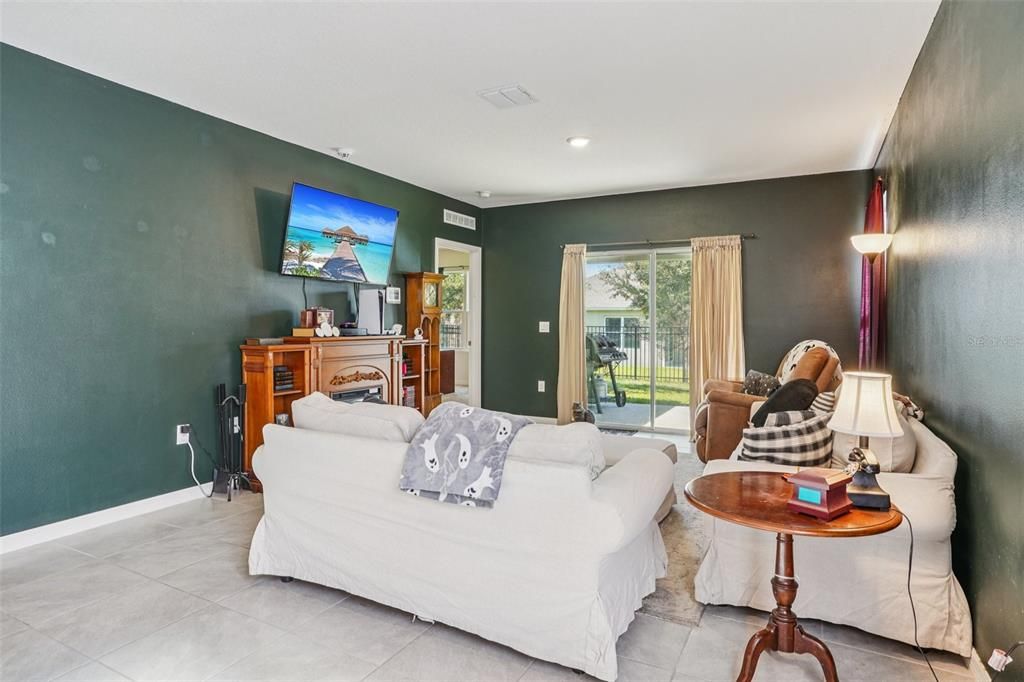 For Sale: $299,999 (3 beds, 2 baths, 1617 Square Feet)