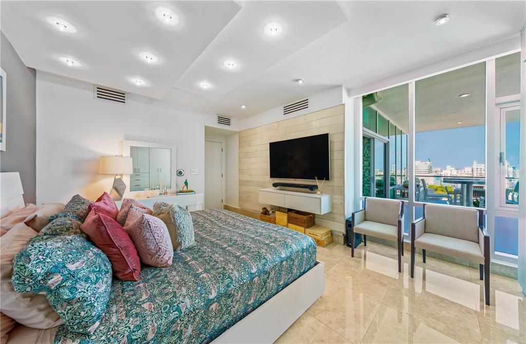 For Sale: $2,750,000 (3 beds, 3 baths, 2461 Square Feet)