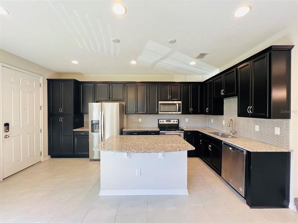 For Rent: $2,250 (2 beds, 2 baths, 1613 Square Feet)