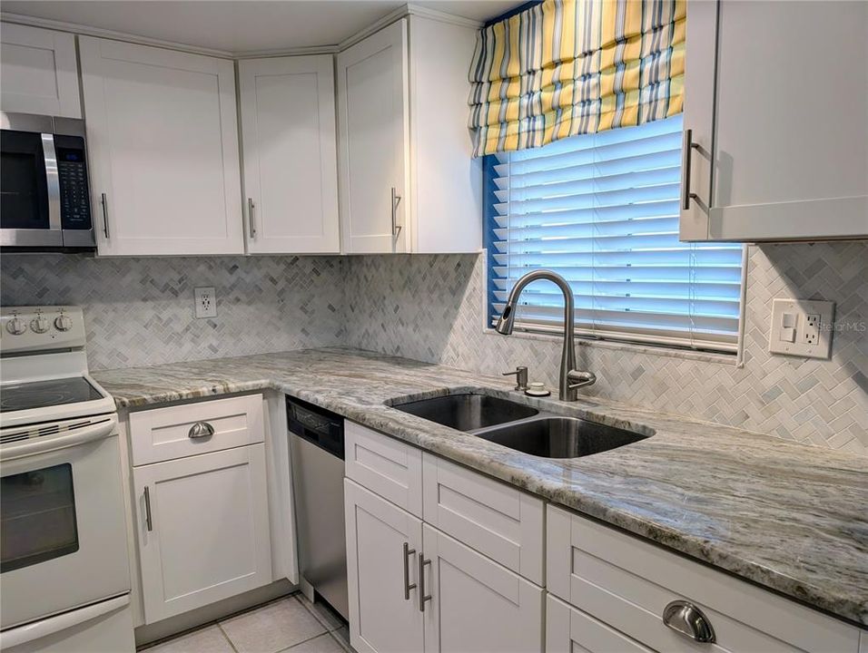 For Sale: $124,900 (2 beds, 2 baths, 1144 Square Feet)