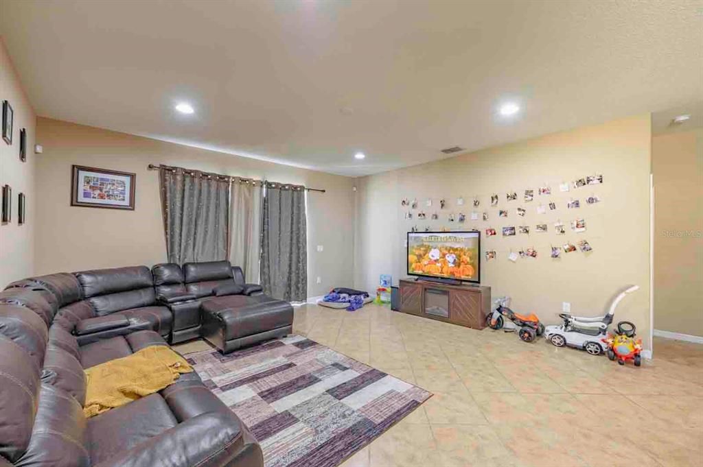 For Sale: $334,900 (3 beds, 2 baths, 1990 Square Feet)