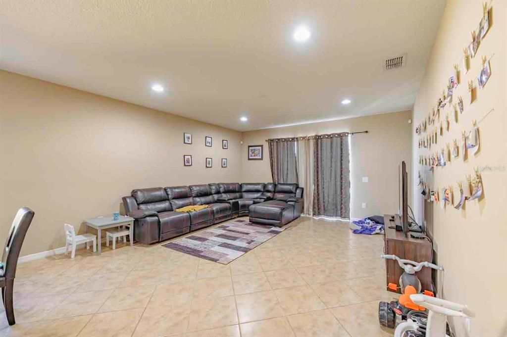 For Sale: $334,900 (3 beds, 2 baths, 1990 Square Feet)