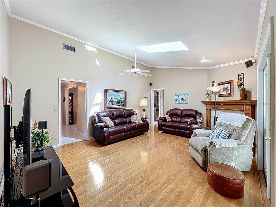 待售: $549,000 (4 贝兹, 3 浴室, 2075 平方英尺)