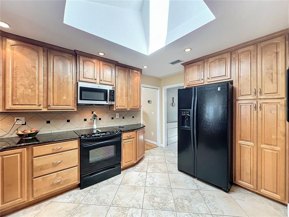 待售: $549,000 (4 贝兹, 3 浴室, 2075 平方英尺)