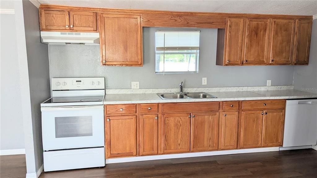 For Rent: $1,500 (4 beds, 2 baths, 1566 Square Feet)