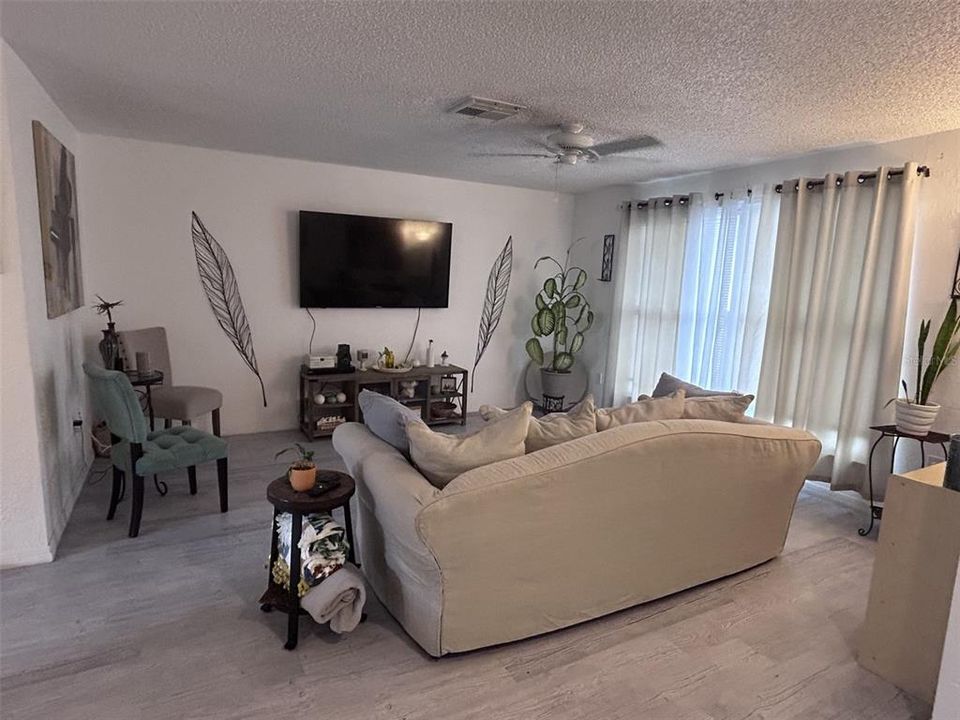 En Venta: $290,000 (4 camas, 2 baños, 1744 Pies cuadrados)