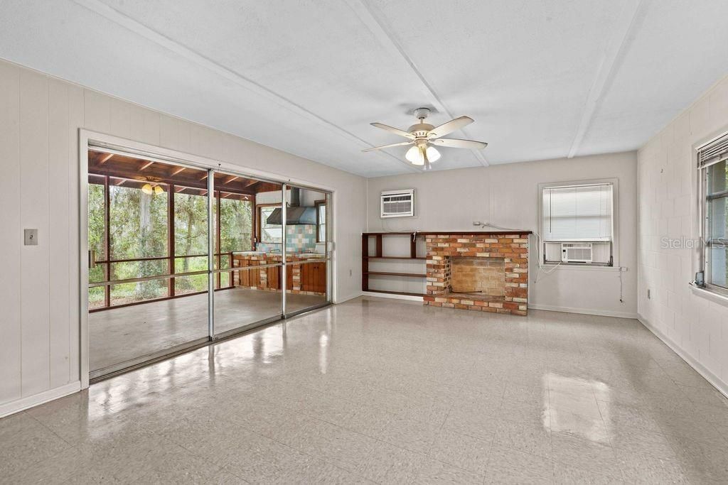 待售: $375,000 (2 贝兹, 1 浴室, 959 平方英尺)