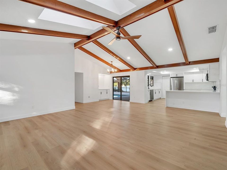 合同活跃: $535,000 (4 贝兹, 2 浴室, 2171 平方英尺)