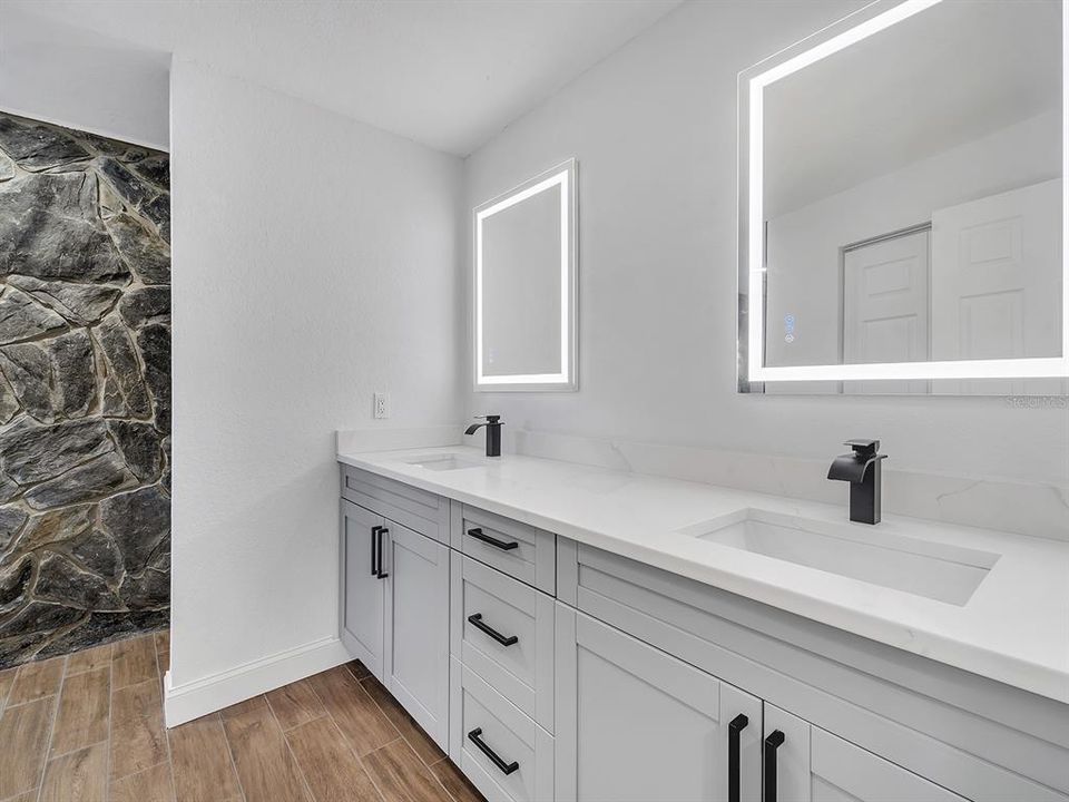 合同活跃: $535,000 (4 贝兹, 2 浴室, 2171 平方英尺)