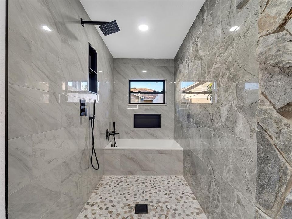 合同活跃: $535,000 (4 贝兹, 2 浴室, 2171 平方英尺)