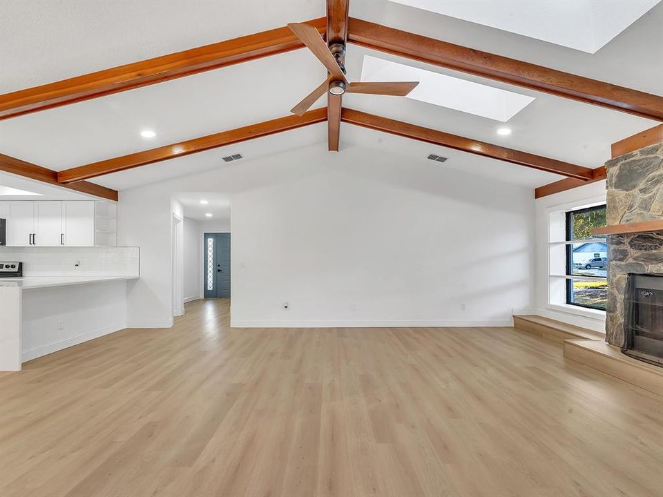 合同活跃: $535,000 (4 贝兹, 2 浴室, 2171 平方英尺)