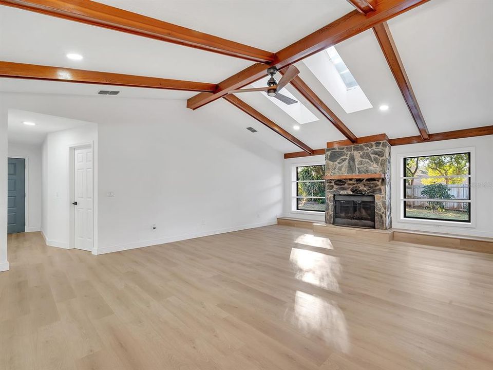 合同活跃: $535,000 (4 贝兹, 2 浴室, 2171 平方英尺)