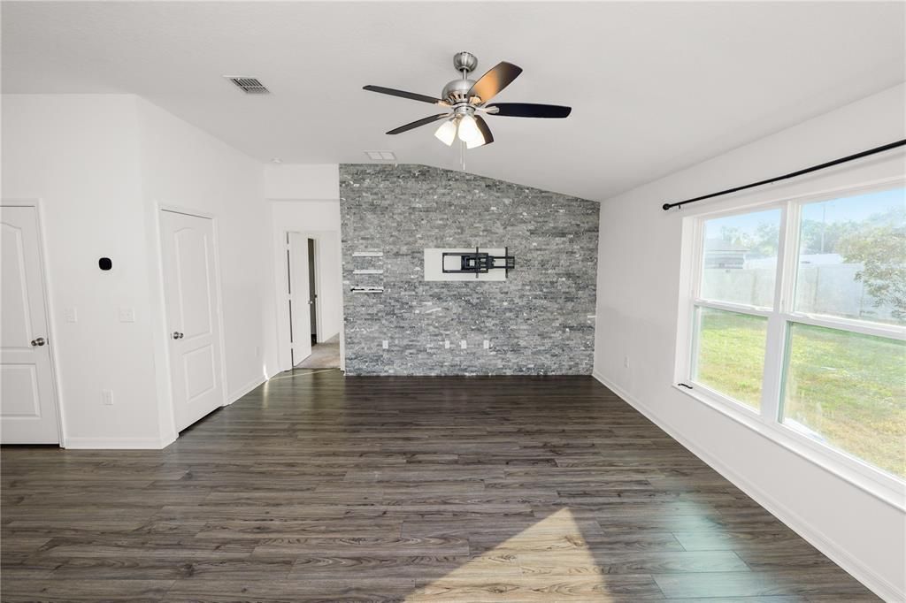 En Venta: $320,000 (4 camas, 2 baños, 1707 Pies cuadrados)