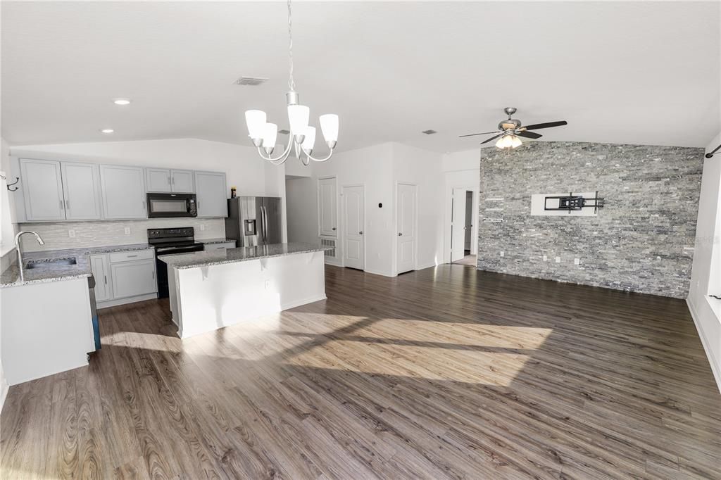 En Venta: $320,000 (4 camas, 2 baños, 1707 Pies cuadrados)